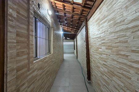 Corredor de casa para alugar com 2 quartos, 50m² em Jardim Trevo, Praia Grande