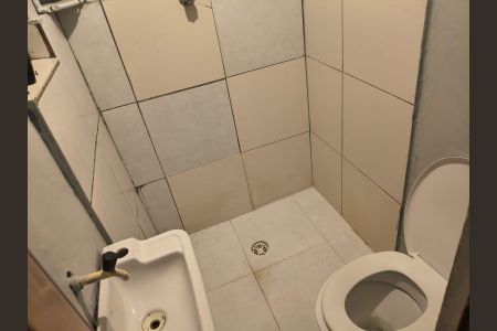 Casa para alugar com 30m², 1 quarto e 1 vaga Casa para alugar com 30m², 1 quarto e 1 vagaBanheiro