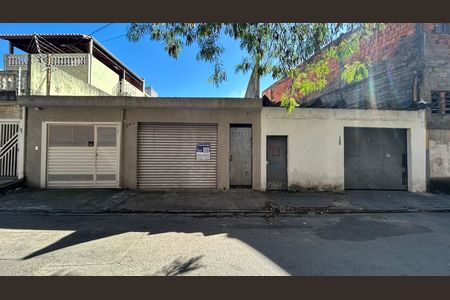 Casa para alugar com 150m², 2 quartos e 2 vagas Casa para alugar com 150m², 2 quartos e 2 vagasFachada
