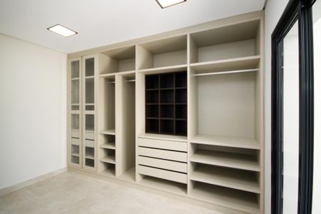 Casa de condomínio para alugar com 403m², 3 quartos e 5 vagas Casa de condomínio para alugar com 403m², 3 quartos e 5 vagasCloset Suíte 1