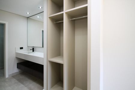 Casa de condomínio para alugar com 403m², 3 quartos e 5 vagas Casa de condomínio para alugar com 403m², 3 quartos e 5 vagasCloset Suíte 2