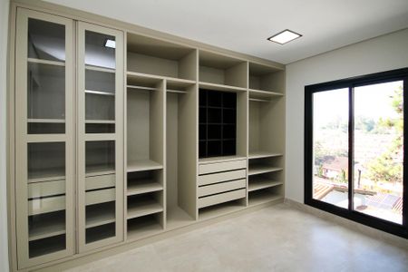 Casa de condomínio para alugar com 403m², 3 quartos e 5 vagas Casa de condomínio para alugar com 403m², 3 quartos e 5 vagasCloset Suíte 1