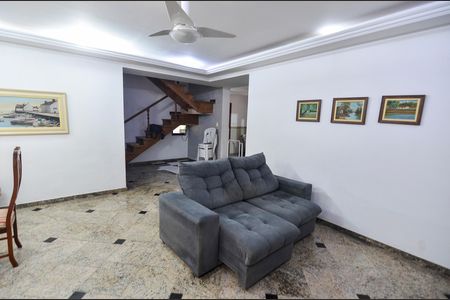 Casa para alugar com 300m², 3 quartos e 1 vaga Casa para alugar com 300m², 3 quartos e 1 vagaSala