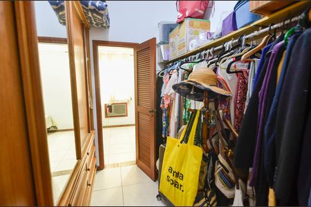 Casa para alugar com 300m², 3 quartos e 1 vaga Casa para alugar com 300m², 3 quartos e 1 vagaCloset da Suíte 1