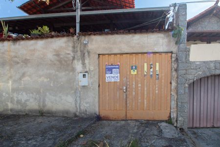 Plaquinha Instalada de casa à venda com 3 quartos, 360m² em Planalto, Belo Horizonte
