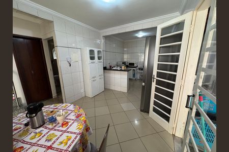 Casa à venda com 280m², 6 quartos e 3 vagas Casa à venda com 280m², 6 quartos e 3 vagasCozinha