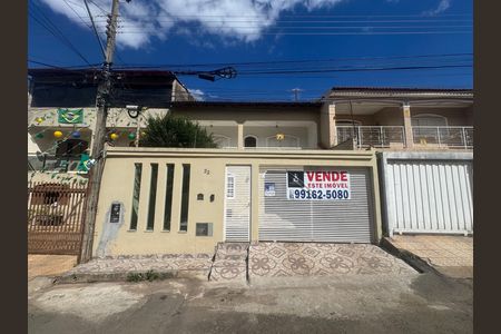 Casa à venda com 280m², 6 quartos e 3 vagas Casa à venda com 280m², 6 quartos e 3 vagasFachada longe