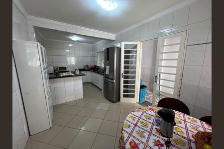 Casa à venda com 280m², 6 quartos e 3 vagas Casa à venda com 280m², 6 quartos e 3 vagasCozinha