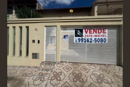 Casa à venda com 280m², 6 quartos e 3 vagas Casa à venda com 280m², 6 quartos e 3 vagasFachada