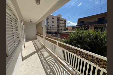 Casa à venda com 280m², 6 quartos e 3 vagas Casa à venda com 280m², 6 quartos e 3 vagasVaranda