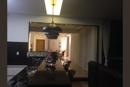 Casa à venda com 38000m², 5 quartos e 4 vagasSala