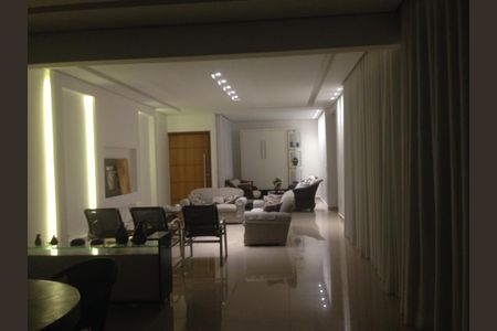 Casa à venda com 38000m², 5 quartos e 4 vagasSala