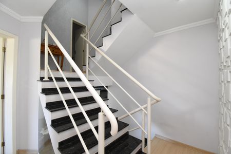 Casa para alugar com 220m², 3 quartos e 3 vagasEscadas