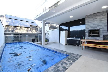 Casa para alugar com 220m², 3 quartos e 3 vagasÁrea externa - Piscina