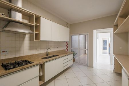 Casa para alugar com 250m², 6 quartos e 5 vagas Casa para alugar com 250m², 6 quartos e 5 vagasCozinha