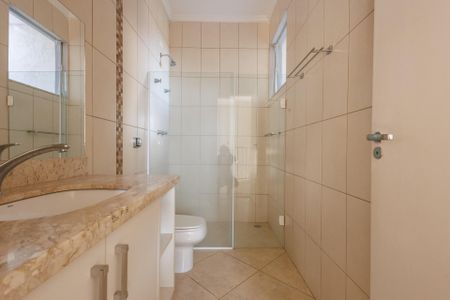 Casa para alugar com 250m², 6 quartos e 5 vagas Casa para alugar com 250m², 6 quartos e 5 vagasBanheiro Corredor