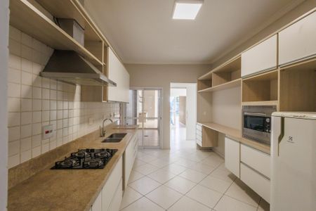 Casa para alugar com 250m², 6 quartos e 5 vagas Casa para alugar com 250m², 6 quartos e 5 vagasCozinha