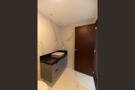 Banheiro da Suíte 2 de casa de condomínio para alugar com 4 quartos, 380m² em Piratininga, Niterói