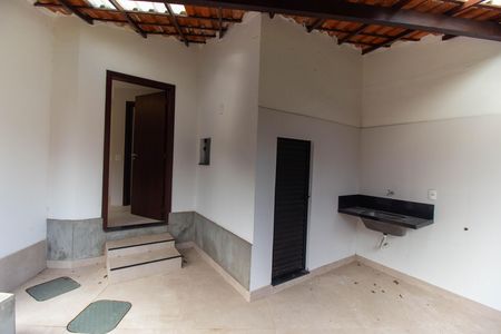 Casa de condomínio para alugar com 380m², 4 quartos e 5 vagasCozinha e Área de Serviço
