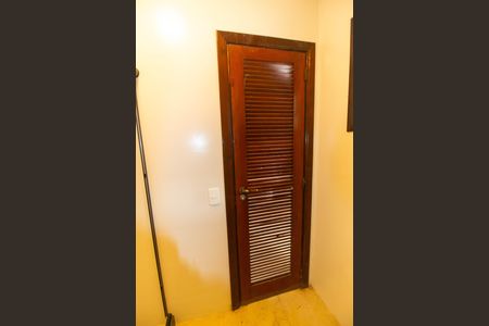 Casa de condomínio para alugar com 380m², 4 quartos e 5 vagasBanheiro de serviço