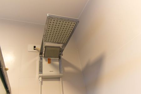Casa de condomínio para alugar com 380m², 4 quartos e 5 vagasBanheiro de serviço
