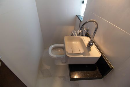Casa de condomínio para alugar com 380m², 4 quartos e 5 vagasLavabo