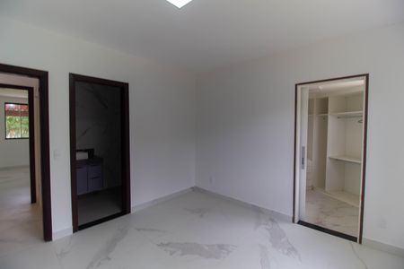 Casa de condomínio para alugar com 380m², 4 quartos e 5 vagas Suíte 3