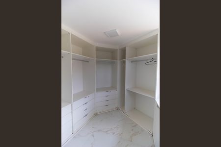 Casa de condomínio para alugar com 380m², 4 quartos e 5 vagasCloset