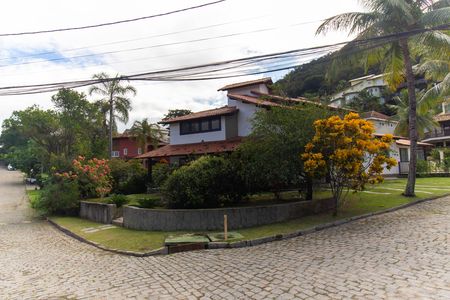 Casa de condomínio para alugar com 380m², 4 quartos e 5 vagasFachada