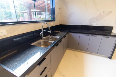 Casa de condomínio para alugar com 380m², 4 quartos e 5 vagasCozinha e Área de Serviço