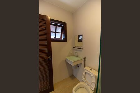 Casa de condomínio para alugar com 380m², 4 quartos e 5 vagasBanheiro de serviço