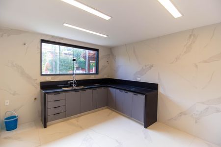 Casa de condomínio para alugar com 380m², 4 quartos e 5 vagasCozinha e Área de Serviço