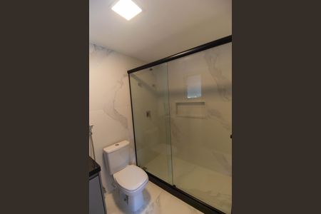 Casa de condomínio para alugar com 380m², 4 quartos e 5 vagasBanheiro da Suíte 1