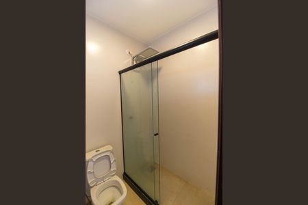 Casa de condomínio para alugar com 380m², 4 quartos e 5 vagasBanheiro de serviço