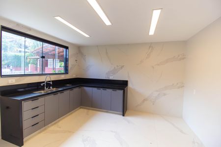 Casa de condomínio para alugar com 380m², 4 quartos e 5 vagasCozinha e Área de Serviço