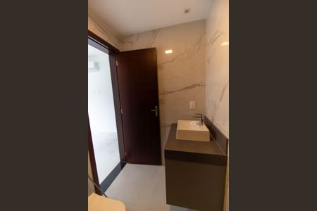 Casa de condomínio para alugar com 380m², 4 quartos e 5 vagasBanheiro da Suíte 3