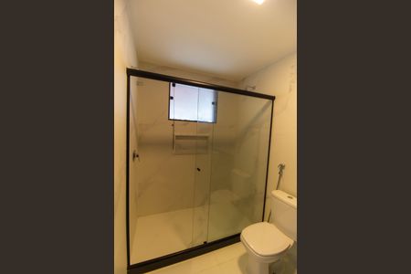 Casa de condomínio para alugar com 380m², 4 quartos e 5 vagasBanheiro da Suíte 2