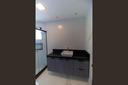 Casa de condomínio para alugar com 380m², 4 quartos e 5 vagasBanheiro da Suíte 4
