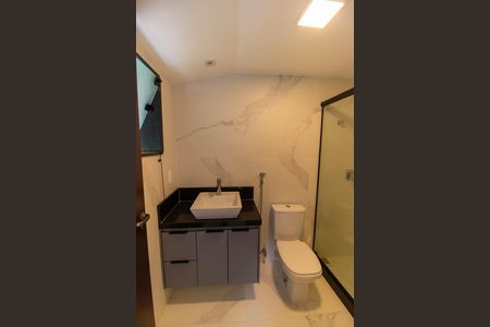 Casa de condomínio para alugar com 380m², 4 quartos e 5 vagasBanheiro da Suíte 1