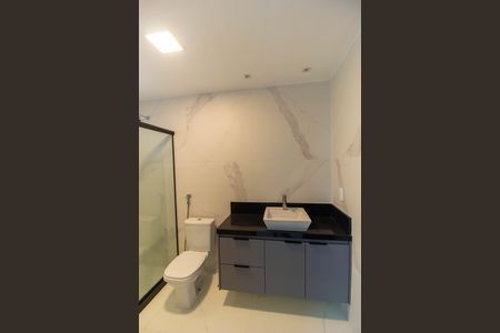 Casa de condomínio para alugar com 380m², 4 quartos e 5 vagasBanheiro da Suíte 2
