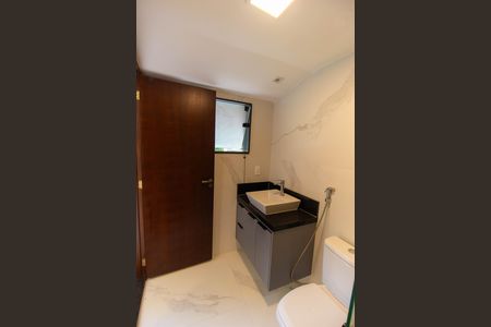 Casa de condomínio para alugar com 380m², 4 quartos e 5 vagasBanheiro da Suíte 1