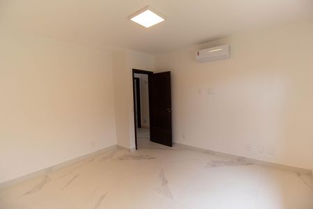 Casa de condomínio para alugar com 380m², 4 quartos e 5 vagas Suíte 1