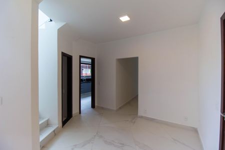 Casa de condomínio para alugar com 380m², 4 quartos e 5 vagasSala 1