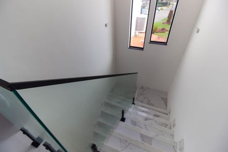 Casa de condomínio para alugar com 380m², 4 quartos e 5 vagasEscada