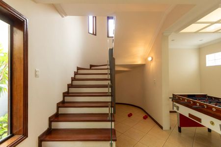 Casa de condomínio para alugar com 415m², 4 quartos e 8 vagas Casa de condomínio para alugar com 415m², 4 quartos e 8 vagasEscadas