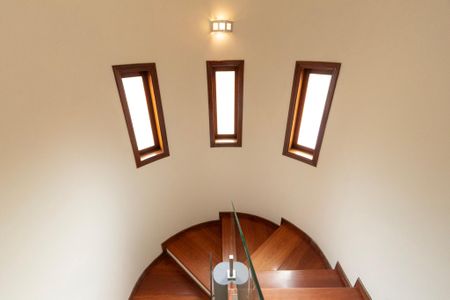 Casa de condomínio para alugar com 415m², 4 quartos e 8 vagas Casa de condomínio para alugar com 415m², 4 quartos e 8 vagasEscadas