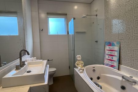 Casa para alugar com 307m², 2 quartos e 4 vagas Casa para alugar com 307m², 2 quartos e 4 vagasBanheiro da Suite 2