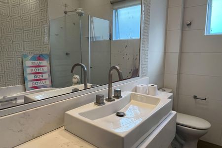 Casa para alugar com 307m², 2 quartos e 4 vagas Casa para alugar com 307m², 2 quartos e 4 vagasBanheiro da Suite 2