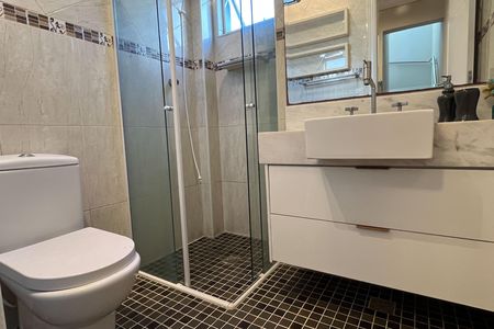 Casa para alugar com 307m², 2 quartos e 4 vagas Casa para alugar com 307m², 2 quartos e 4 vagasBanheiro da Suíte 1