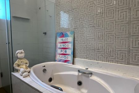 Casa para alugar com 307m², 2 quartos e 4 vagas Casa para alugar com 307m², 2 quartos e 4 vagasBanheiro da Suite 2